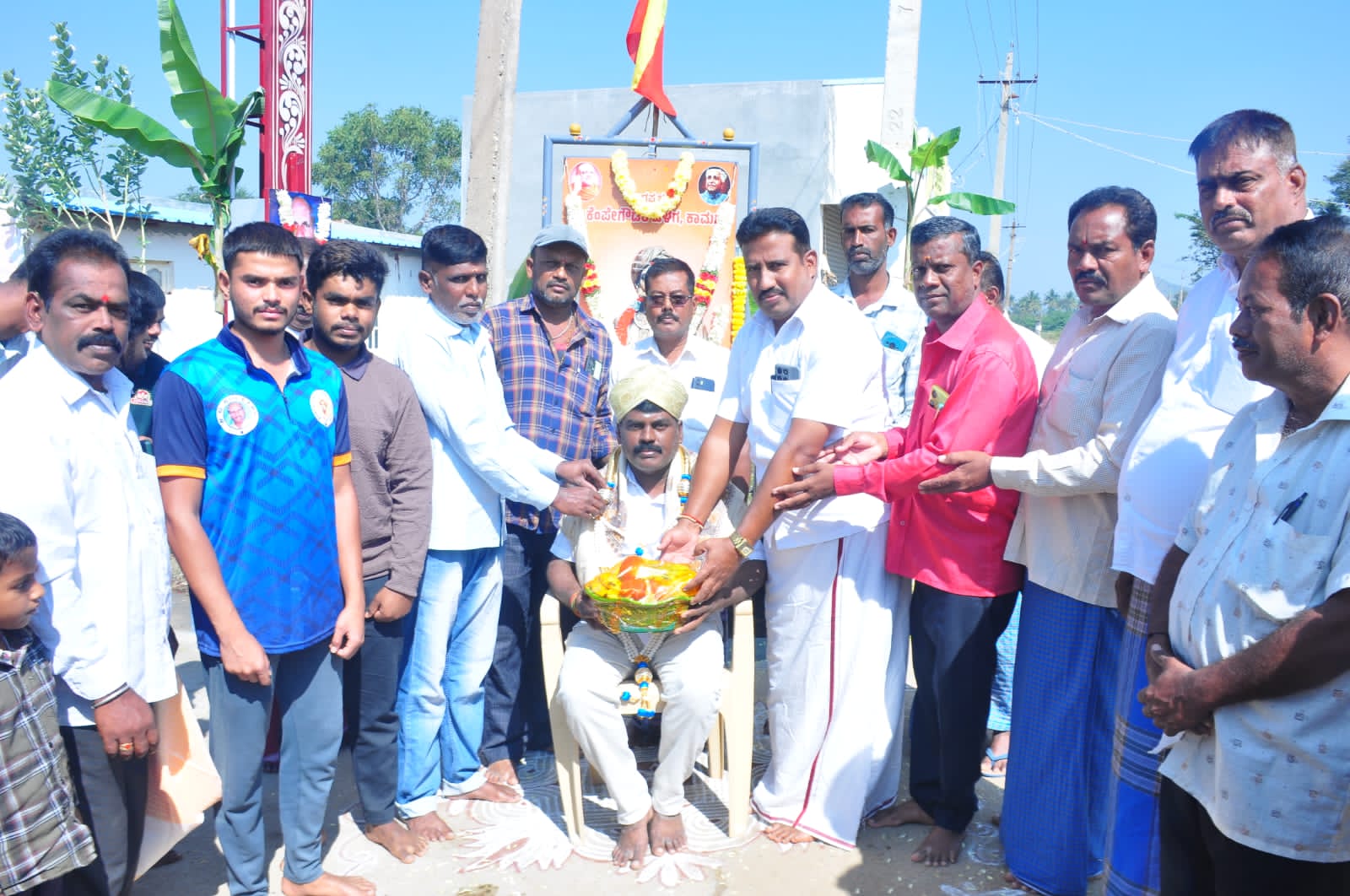 Babu of Manasa Education Institute honored and unveiled Nadaprabhu Kempegowda name plaque at Doddinduwadi