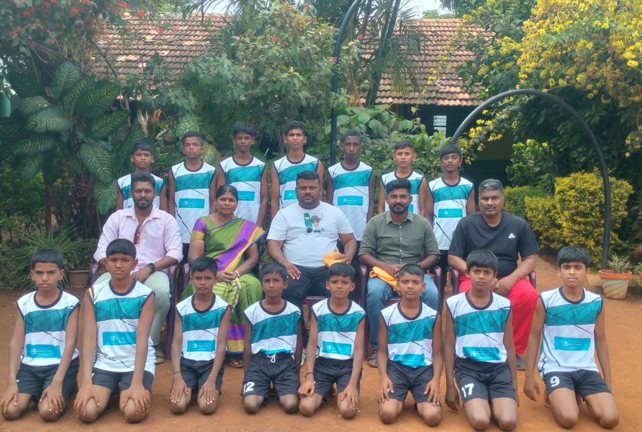 Dr. Gurumurthy distributed uniforms to the children of the Kho Kho team and wished them well